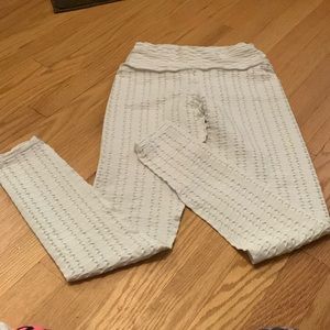 White textured scrunch butt leggings. Size small.